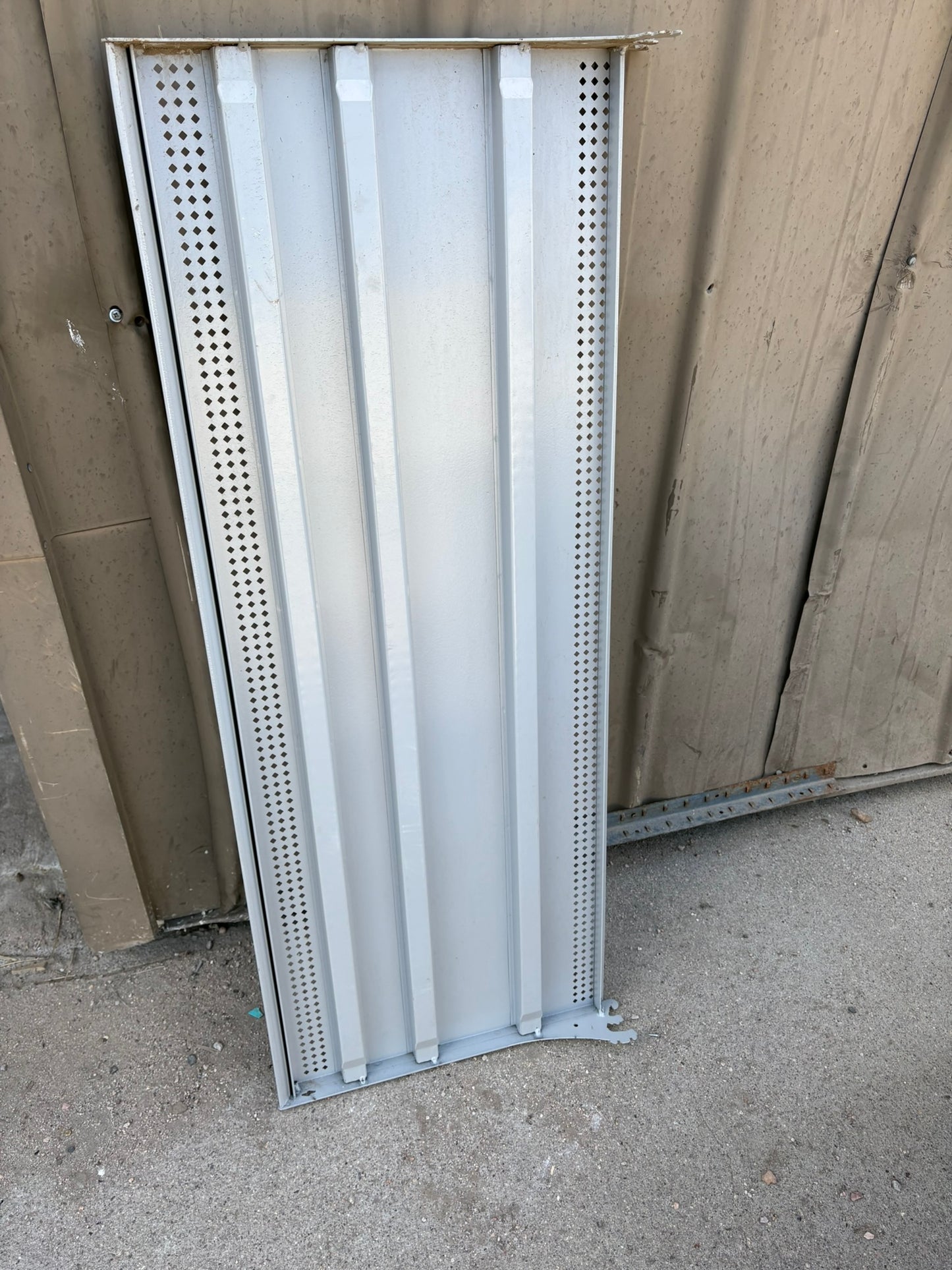 Used Streater Shelves. Retail Display shelves (Gondola).