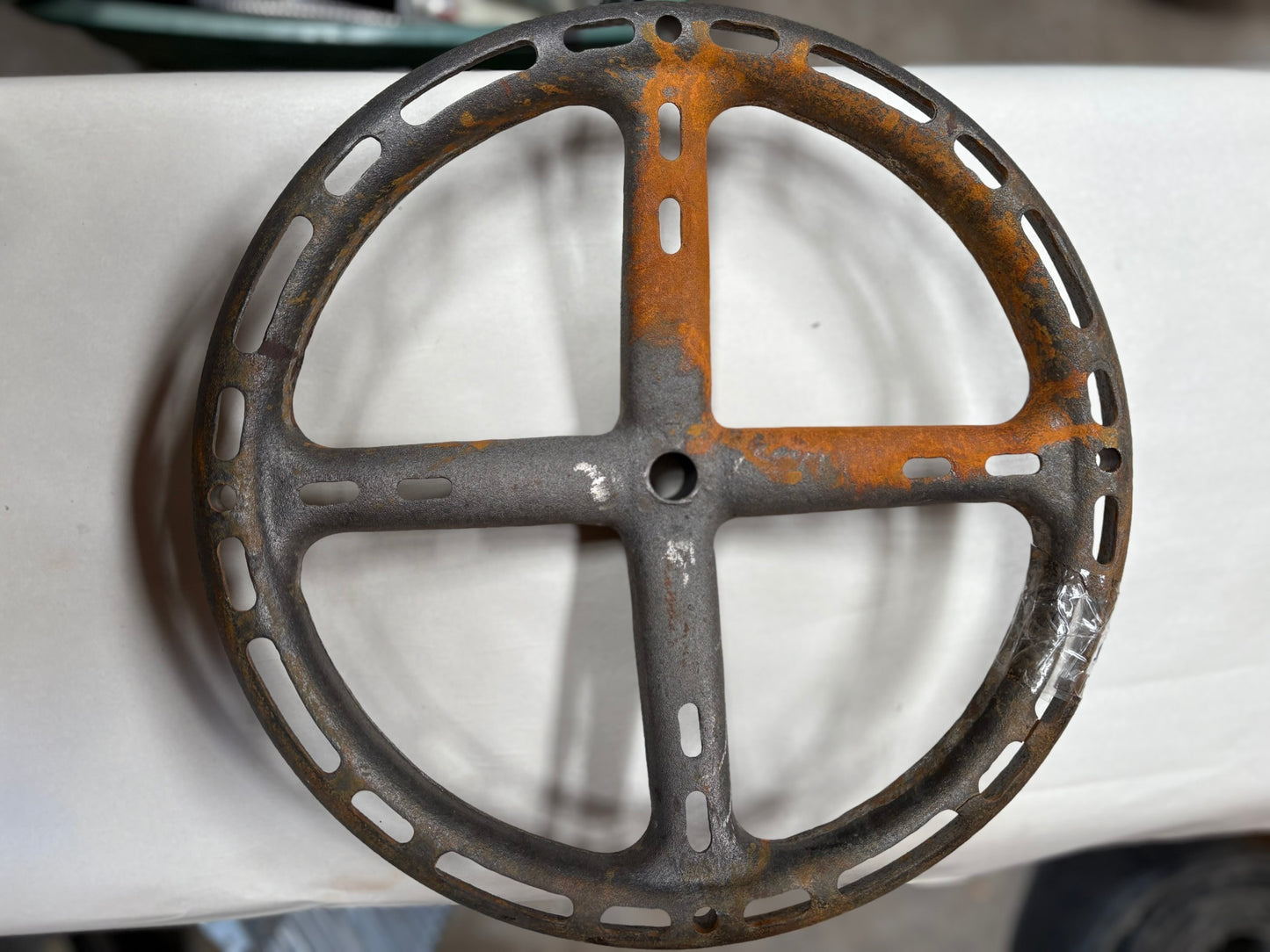 Cast iron slotted steering wheel similar to John Deere D61R for John Deere (Spoker?) D
